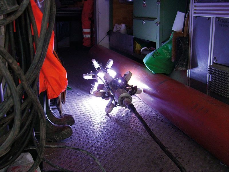 Aushärtung des GFK-Liners durch Lichterkette aus UV-Lampen Bad Laer